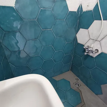Tam Deniz Manzarali Sehir Merkezinde